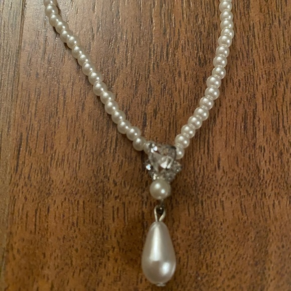 Faux pearl necklace with drop pearl and crystal heart charm - Picture 3 of 4